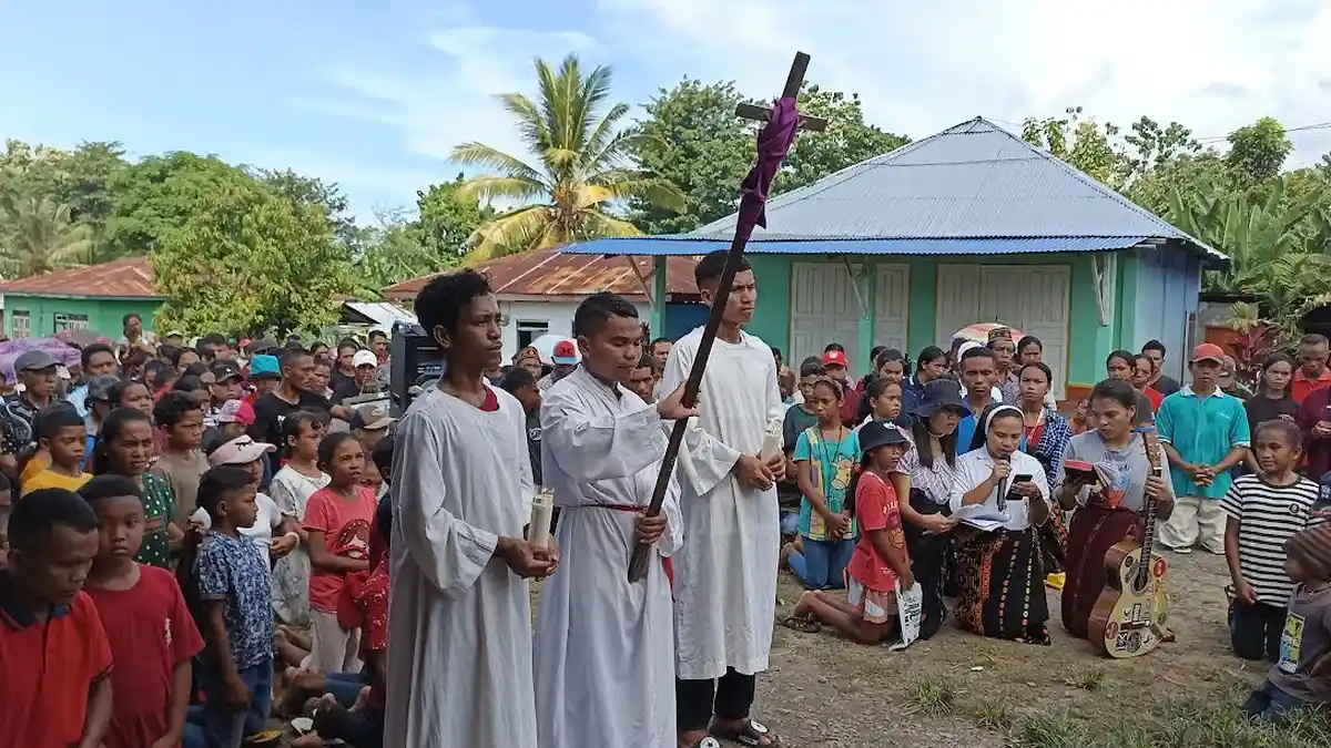Paskah 2023, Meskipun Terik Matahari, Umat Stasi Longko Manggarai Timur Antusias Ikut Jalan Salib 