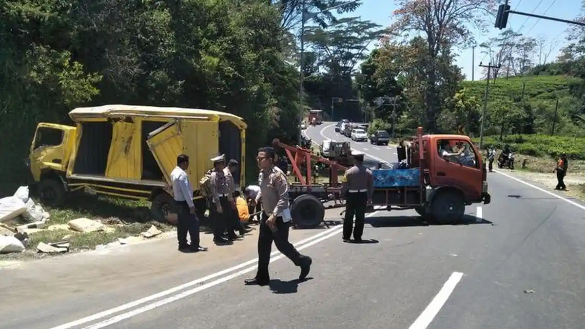 Truk Terguling di Tanjakan Emen Subang, 1 Orang Meninggal Dunia, 2 Orang Luka-luka
