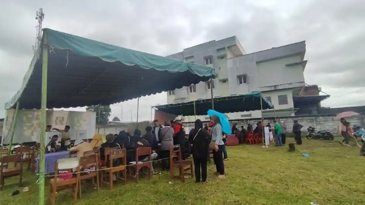 Meskipun Diguyur Hujan sejak Pagi, KPUD Karo Catat Proses Pemungutan Suara Tak Ada Pergeseran