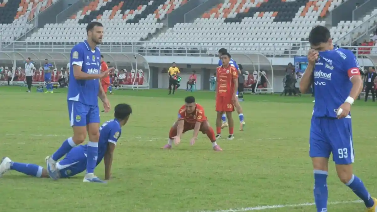 Teror yang Dialami Persib di Samarinda, Hotel Diserang Petasan, Beckham Dipikul & Insiden di Bandara