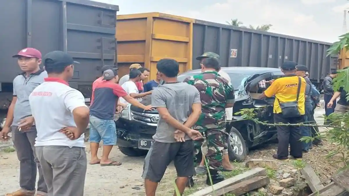 Mobil Avanza Ringsek Dihantam Kereta Api Babaranjang di Perlintasan KA Tebat Sari OKU Timur