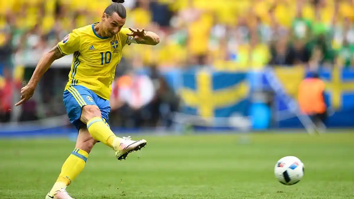 Daniele De Rossi: Zlatan Ibrahimovic Penyerang Terbaik Sejak era Marco van Basten