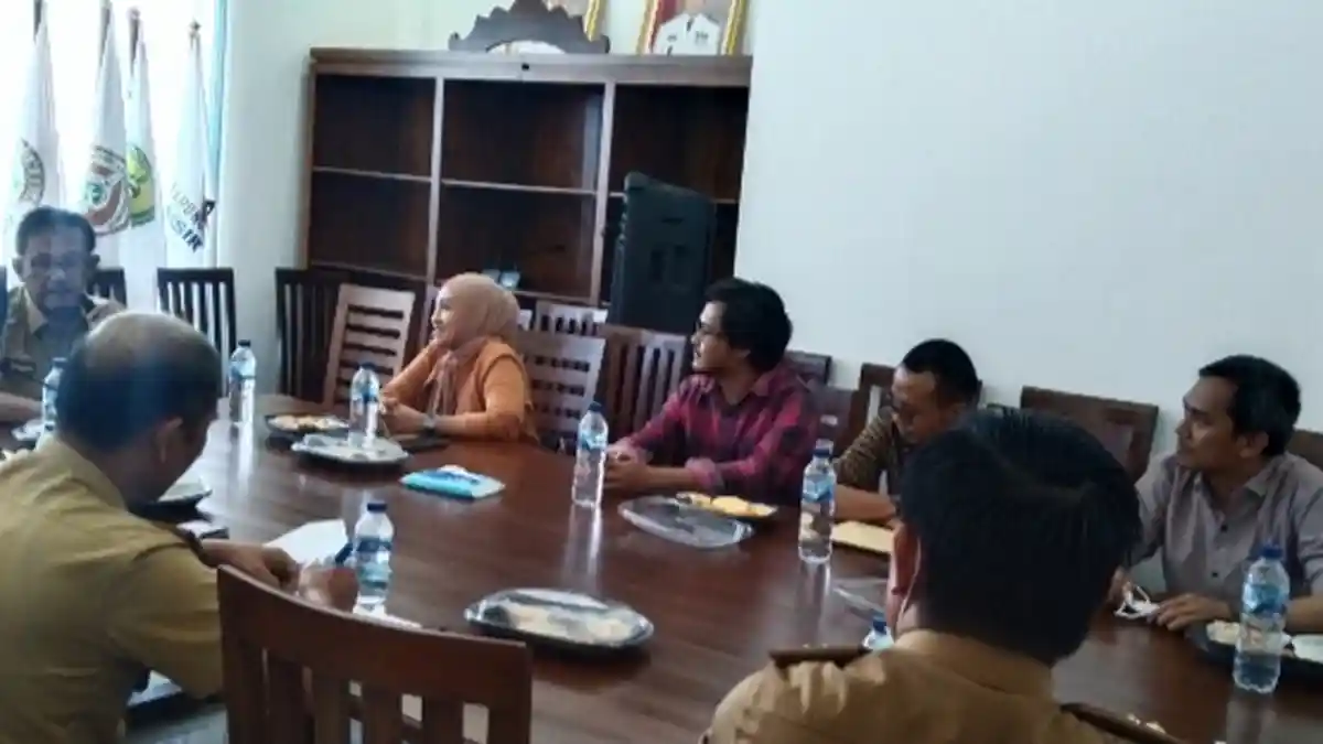 Sambangi Pesisir Barat, Tribun Lampung Disambut Hangat Agus Istiqlal
