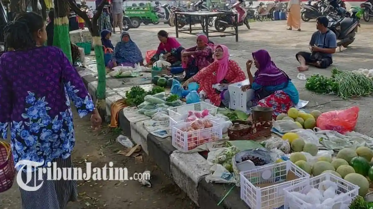 Pasar Baru Tuban Terbakar, Pedagang Buka Lapak Dadakan di Trotoar Jalan hingga Naikkan Harga Bumbu