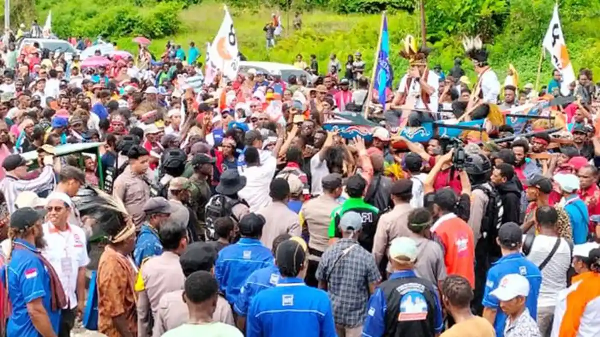 Daftar ke KPU Sorong Selatan, Bakal Paslon Yance-Achmad Diarak ...