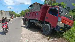 20230531_Truk-tergelincir-ke-dalam-got.jpg