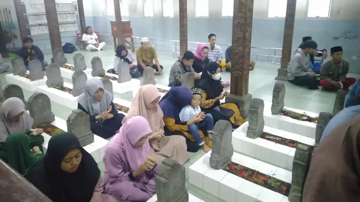 Peziarah Domestik Hingga Lintas Benua Afrika dan Eropa Datangi Makam Sunan Muria Kudus