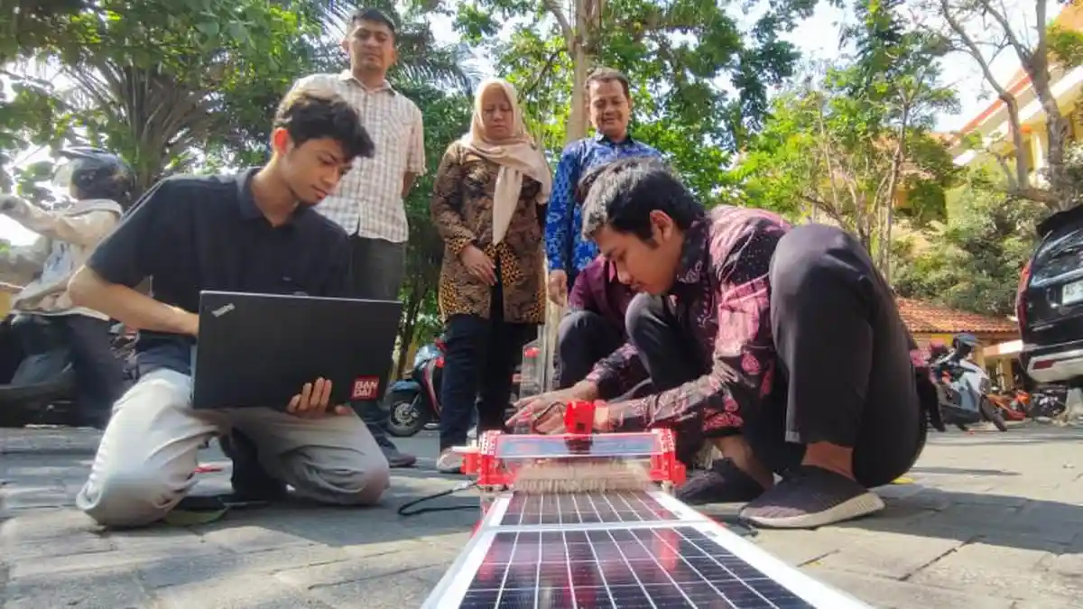 Panel Surya Pintar Karya Mahasiswa UNP Kediri Raih Juara Internasional