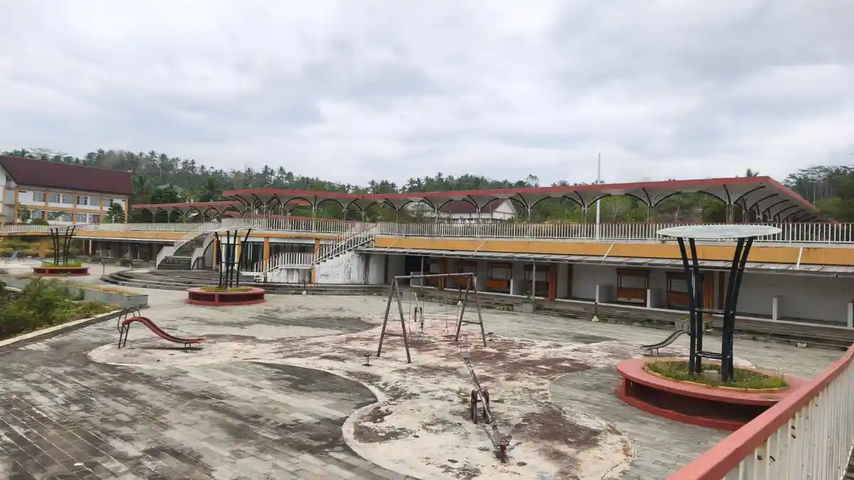 Kondisi Alun-alun Pangbagea Pangandaran Terbengkalai, Kades Cintakarya ...