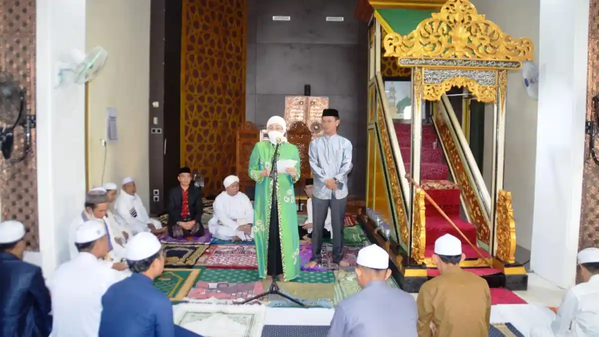 Adab Masuk Masjid Dijabarkan Ustadz Adi Hidayat, Berikut Bacaan Doanya