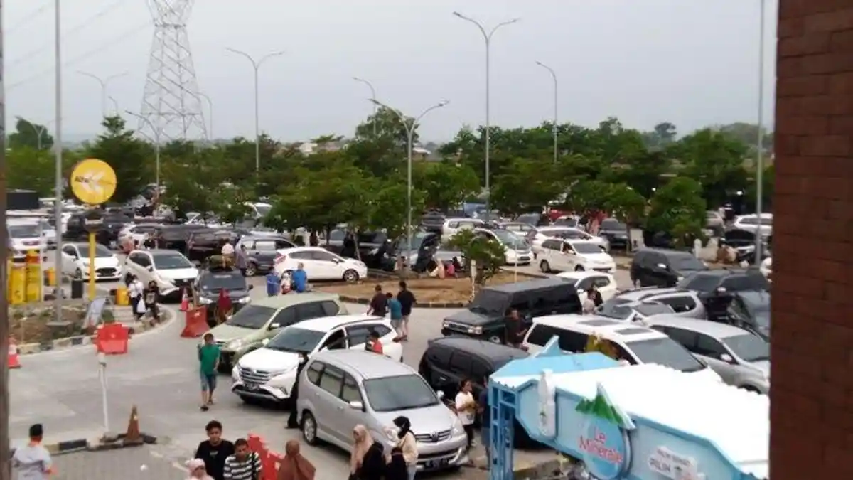 Antrean Mengular Hingga 1 Kilometer Rest Area Tol KM 389B di Kendal Ditutup 3 Kali
