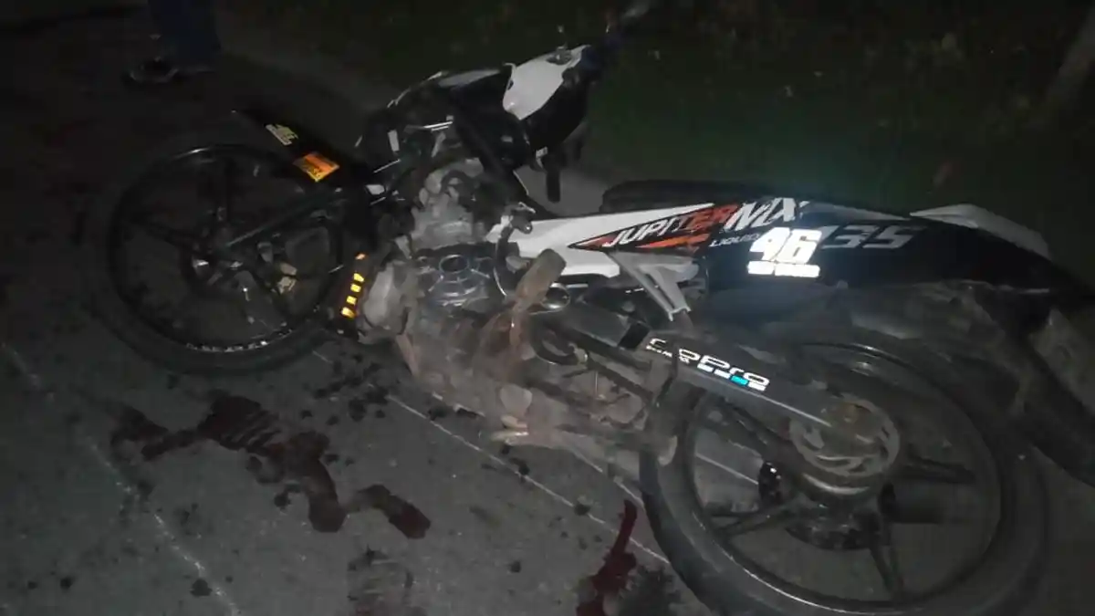 KECELAKAAN MENGERIKAN, Kaki Pemotor Ini Putus Setelah Tabrak Pembatas Jalan di Desa Ery Ambon