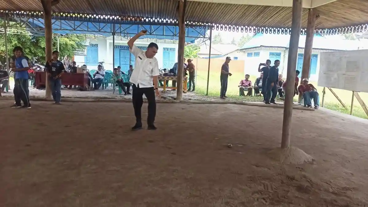 Bupati Natuna Jajal Main Gasing, Ajak Warga Lestarikan Permainan Nusantara