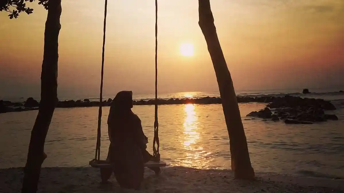 Wisata Lampung, Nikmati Sunset dari Atas Batuan Eksotis di Pantai Semukuk