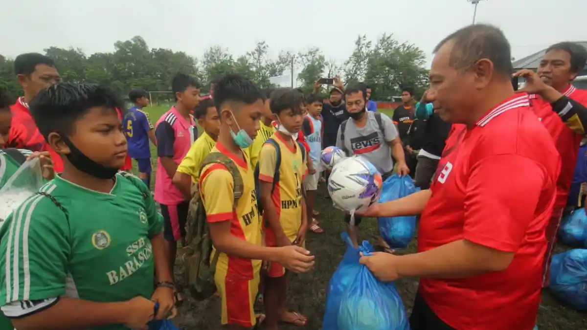 Bermain Bola di Lapangan Sejati, Akhyar Bagikan Bola ke -17 SSB Se-Kota Medan