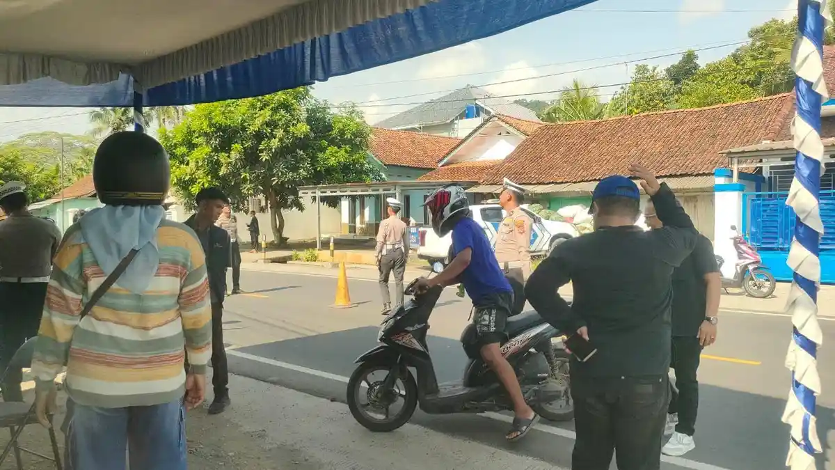 Pengendara Motor Nyaris Terjatuh Saat Terobos Razia di Padaherang Pangandaran