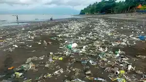 Kondisi-Pantai-Melaya-Jembrana-yang-dibanjiri-oleh-sampah-kiriman.jpg