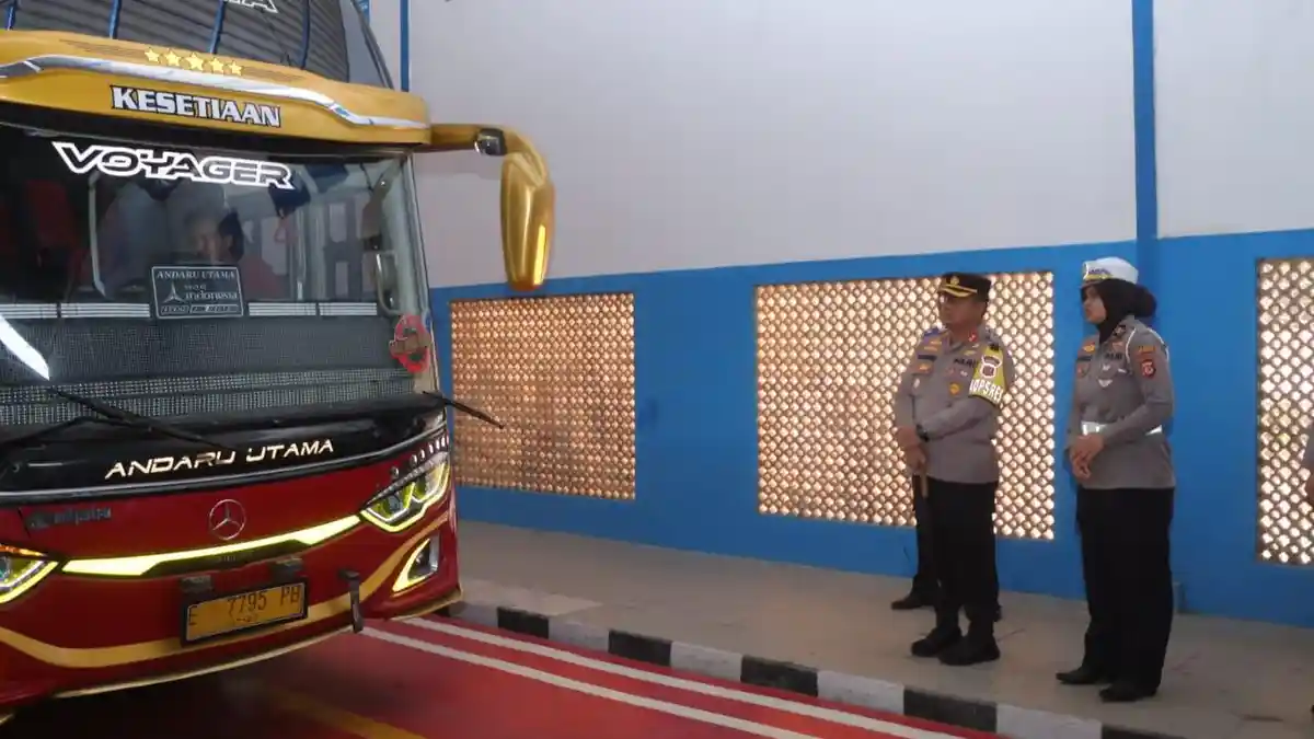 Menjelang Mudik Lebaran, Polisi Ramp Check Bus Angkutan Mudik di Indramayu, Sopir Dites Urine