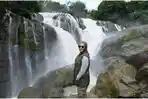 Husniah-Talenrang-saat-mengunjungi-destinasi-wisata-air-terjun-Depa.jpg