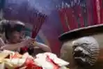 Warga Tionghoa Sembahyang Di Klenteng Petak Sembilan