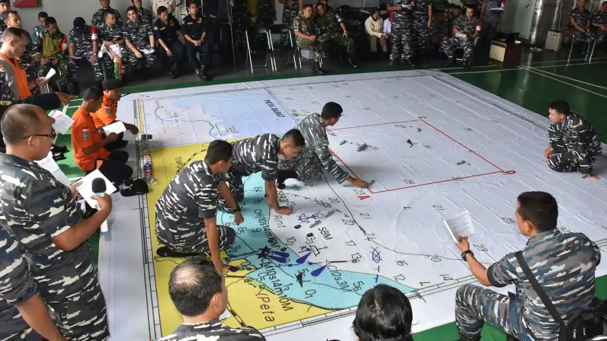 Kolonel Laut Haris Pimpin Tactical Floor Game di Geladak KRI Makassar
