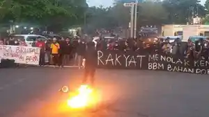 Cari-Jalan-Alternatif-Hari-Ini-Demo-Besar-besaran-Tolak-Kenaikan-BBM-Pusat-Aksi-di-DPRD-Sulsel.jpg