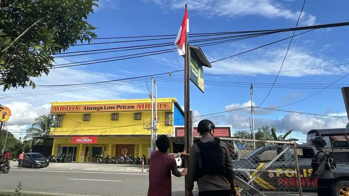 Semarak HUT ke-80 RI Satuan Samapta Polres Mimika Bagikan Bendera Merah Putih Kepada Warga