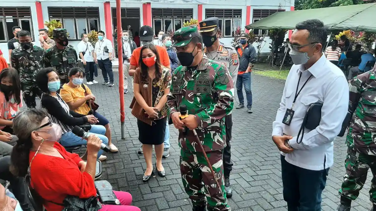 Warga Minut Antusias Ikut Vaksinasi Covid-19, Brigjen Putong Semangati Para Lansia
