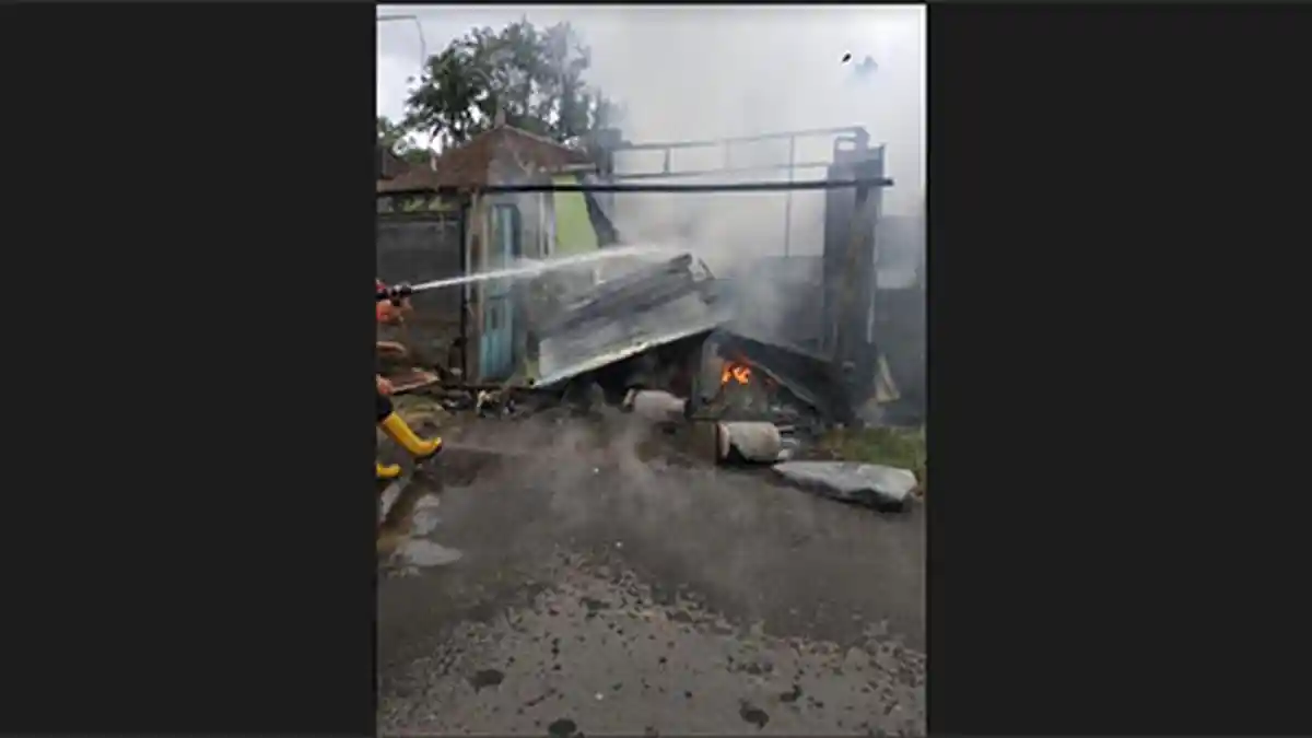 Tuang Bensin ke Botol Lalu Disambar Api Kompor, Warung Ludes Terbakar di Klungkung