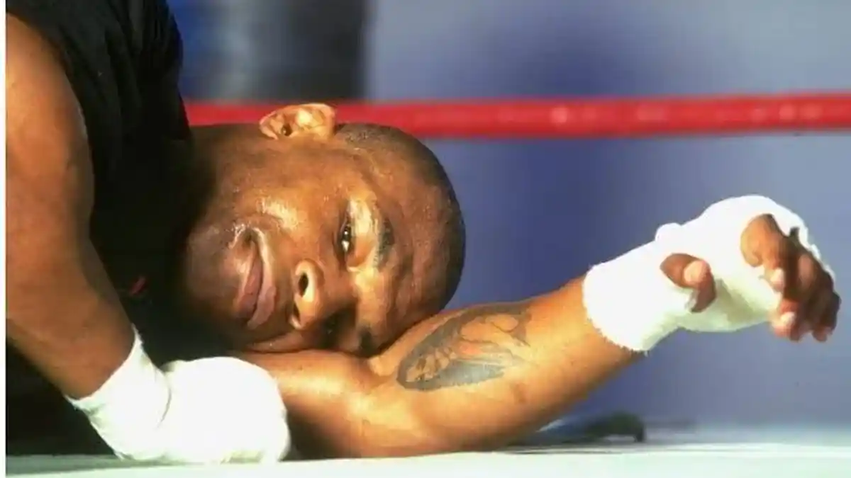 Jelang Comeback Mike Tyson, Si Leher Beton Posting Video 'Makan Telinga Roy Jones Jr