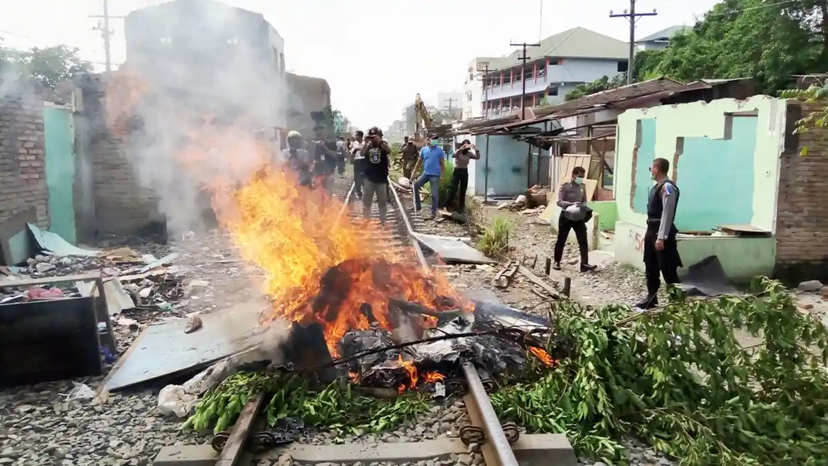 Perlintasan Rel Diblokir Dengan Tumpukan Sampah, Ini yang Terjadi