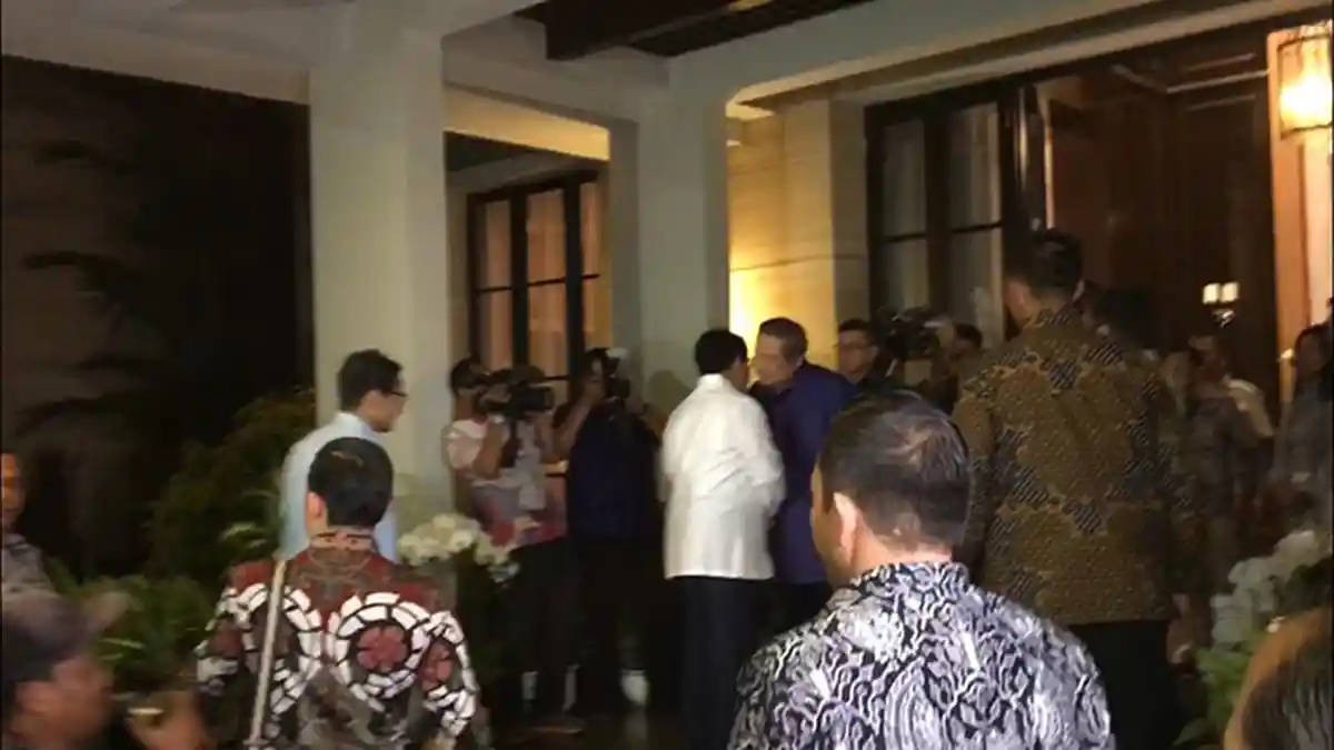 Tiba di Kediaman SBY, Prabowo Berikan Salam Hormat ke SBY