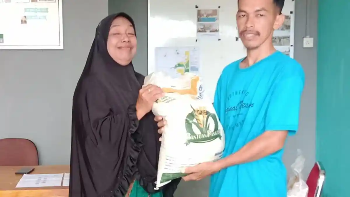 41 KPM Desa Mekar Jaya Natuna Terima Bantuan 20 Kg Beras per Keluarga