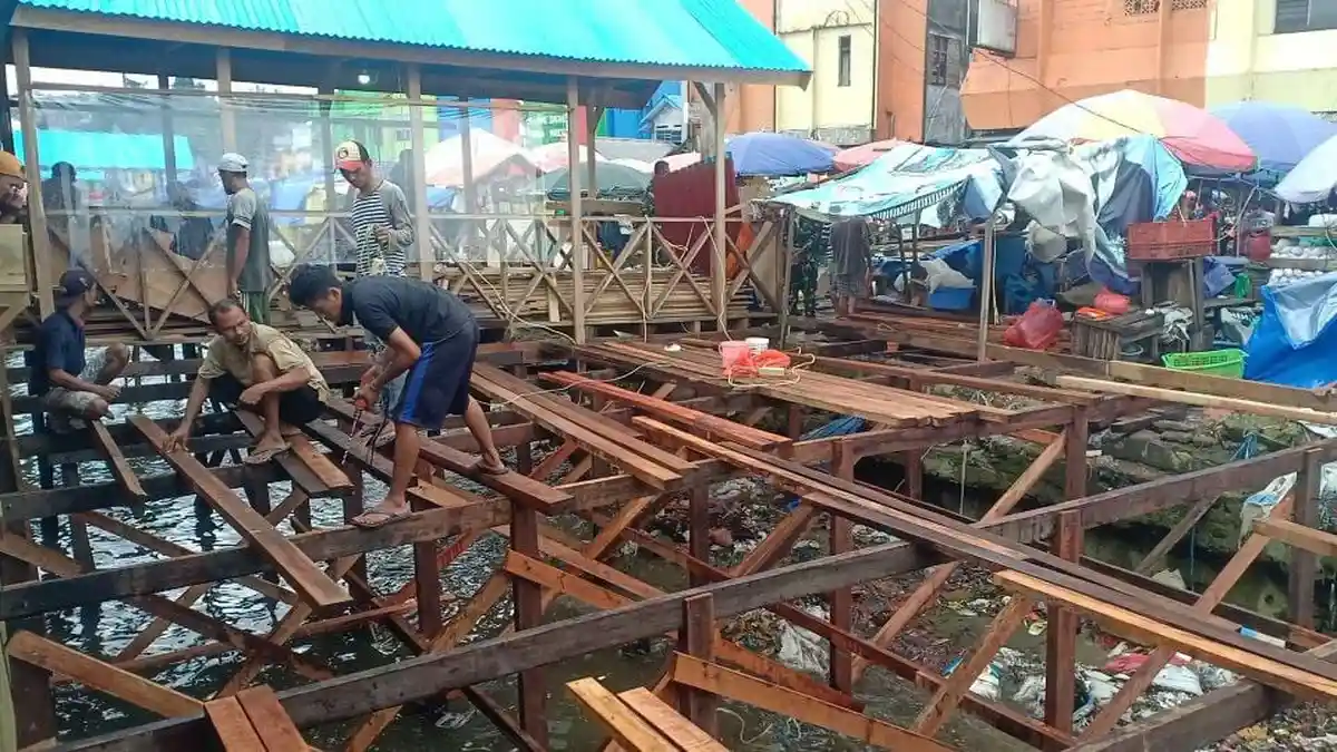Pembangunan Lapak Bagi Pedagang Sayur Pasar Mardika Ambon Mulai Dilakukan
