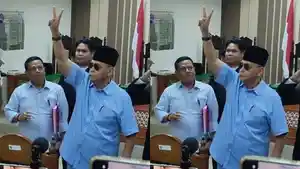 Terdakwa-kasus-pendodaan-agama-Panji-Gumilang-mengenakan-setelan-biru-muda.jpg