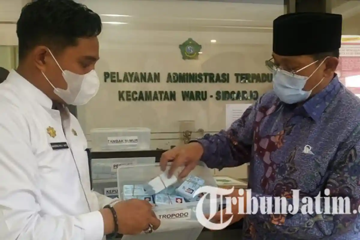 Sidak ke Kecamatan Waru, Pj Bupati Sidoarjo Temukan Banyak KTP Belum Diambil Pemiliknya