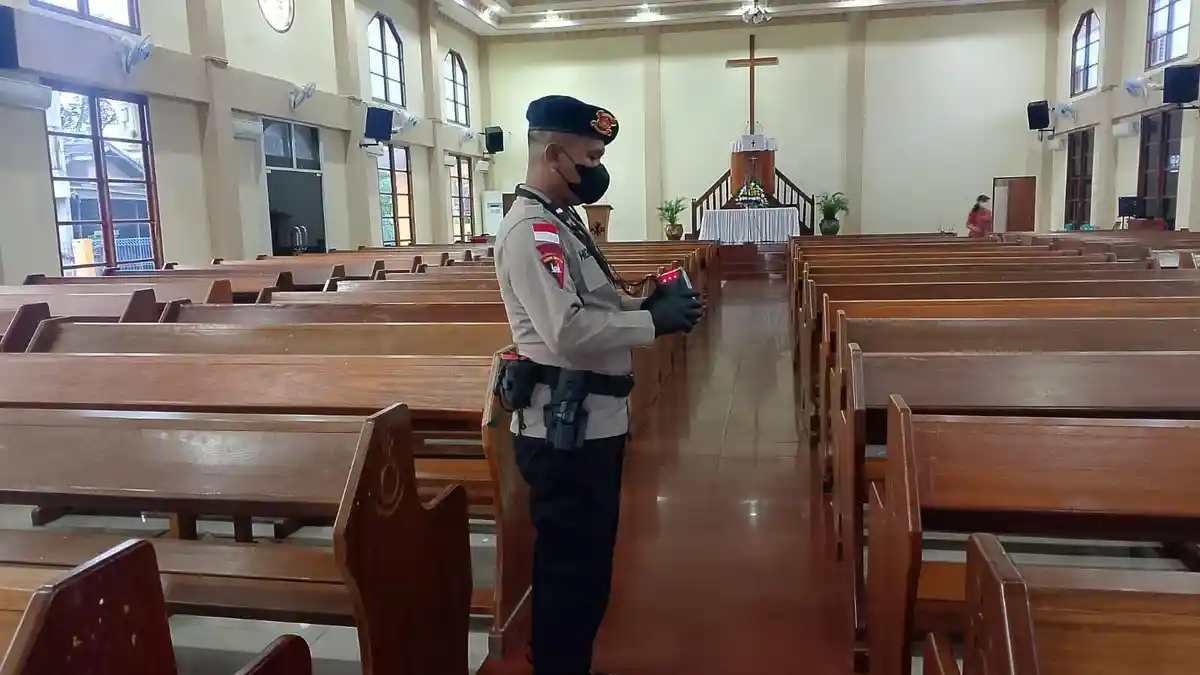 Satbrimob Polda Kalbar Sterilisasi di Gereja Menjelang Pelaksanaan ...