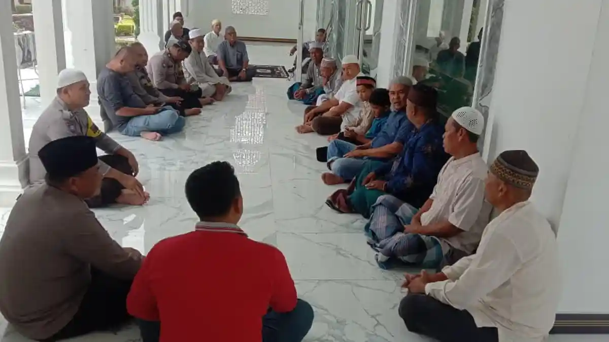Sampaikan Pesan Kamtibmas Kanit Reskrim Polsek Datuk Tanjugbalai Jumat Curhat di Mesjid An-Nur