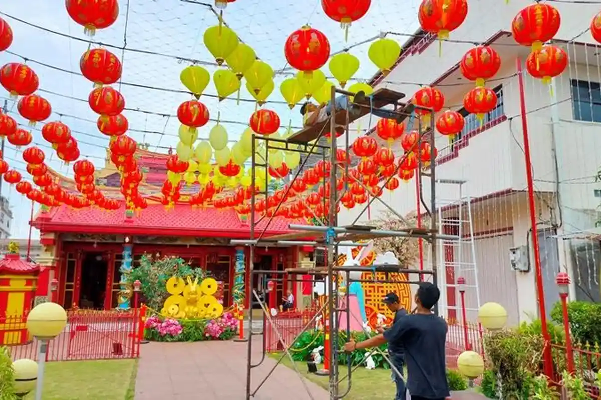 Jelang Tahun Baru Imlek 2574, Klenteng Ban Hing Kiong Manado Sulawesi Utara Mulai Dipercantik