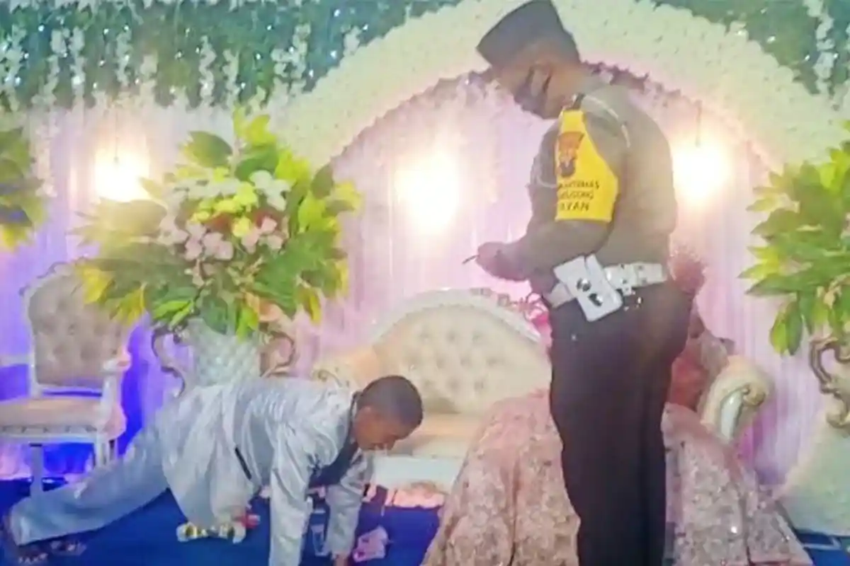 Kisah Heboh Pengantin hingga Polisi yang Dihukum Karena Tak Pakai Masker