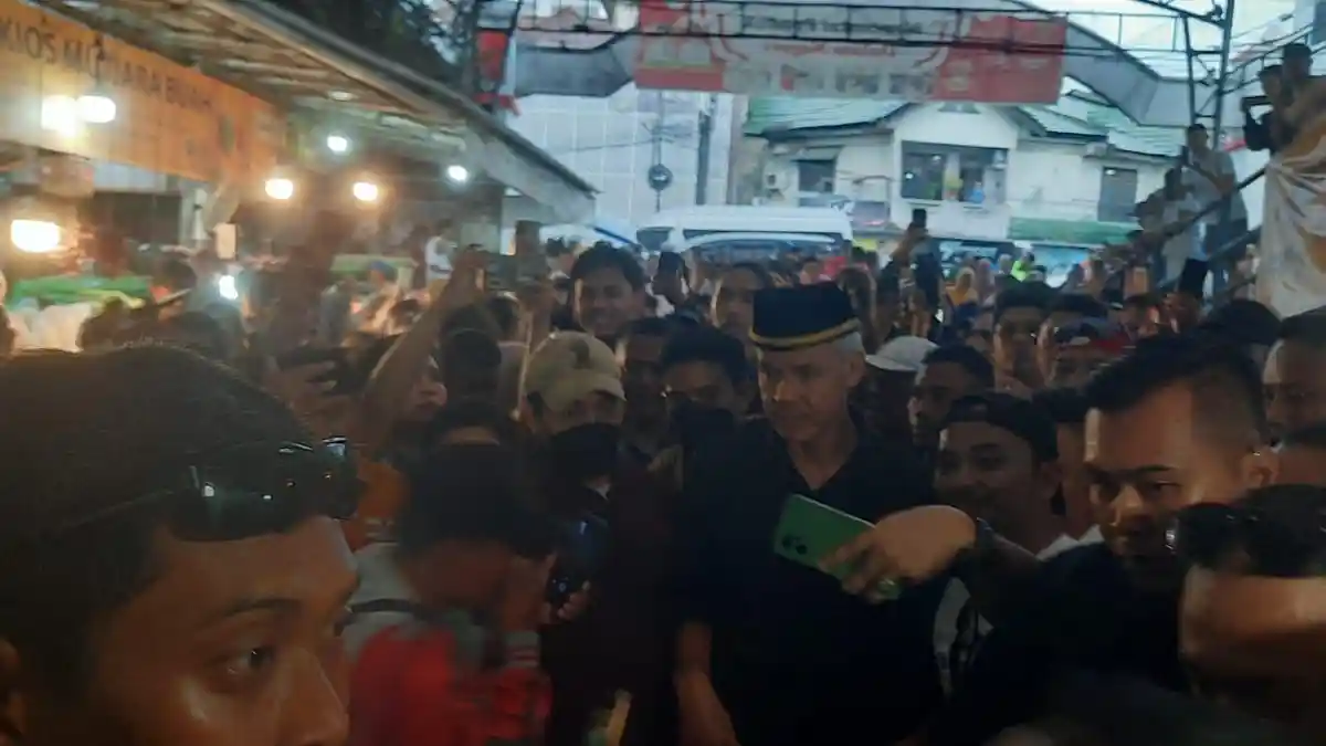 BREAKING NEWS: Capres Ganjar Pranowo Datang ke Samarinda, Sapa Pedangan di Pasar Segiri