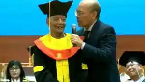 SOSOK-Mbah-Moen-Wisudawan-Tertua-yang-Lulus-Jadi-Sarjana-di-Usia-84-TahunTamat-Setelah-26-Semester.jpg