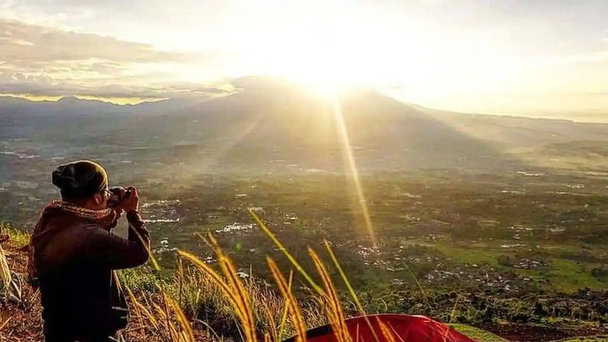 5 Rekomendasi Tempat Wisata Bukit di Bogor, Suguhkan View Gunung, Bisa Buat Berkemah