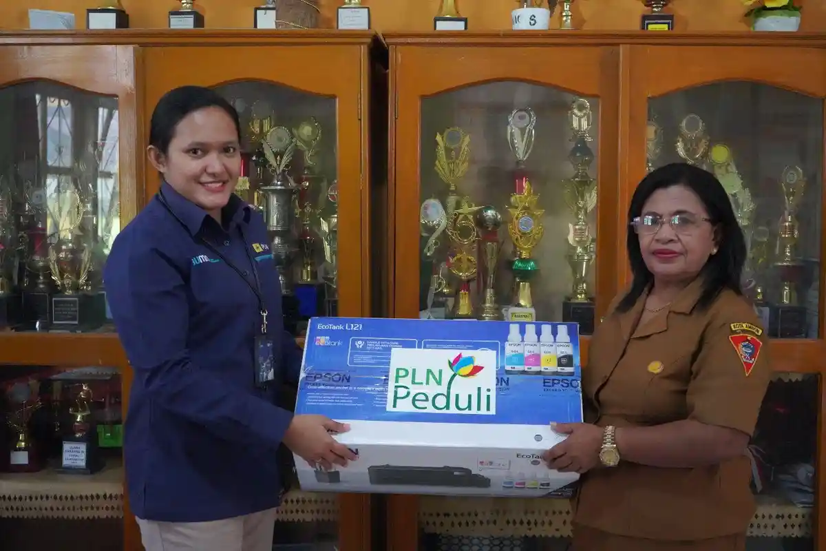 Dukung Kemajuan Pendidikan Lewat TJSL, PLN UIW MMU Beri Bantuan Fasilitas IT bagi SD Inpres 24 Ambon