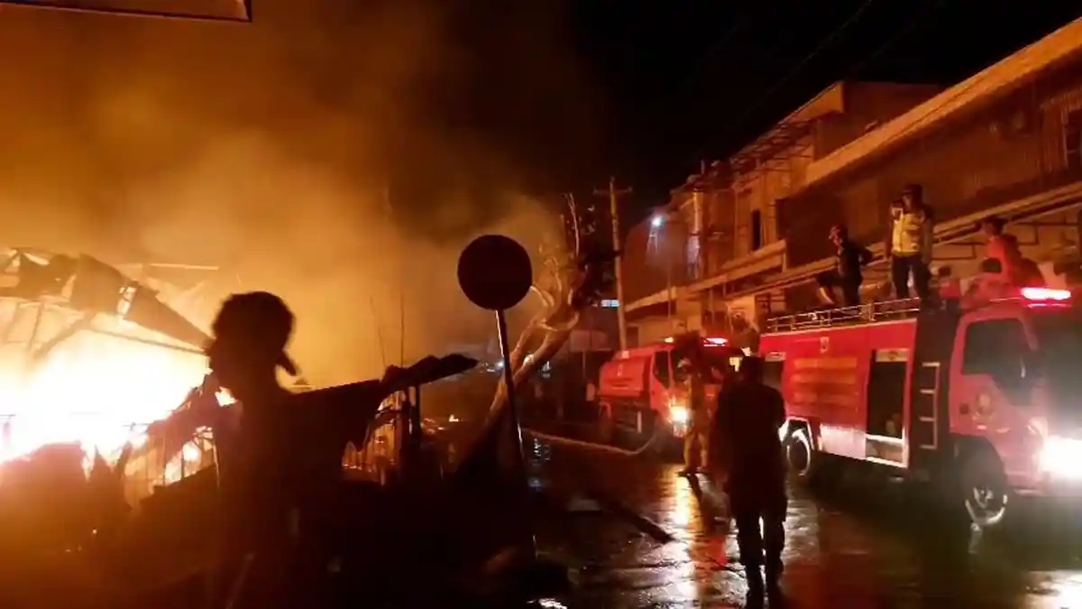 Api Belum Padam, Ratusan Kios Semi Permanen di Pasar Pagi Pemalang Hangus Terbakar
