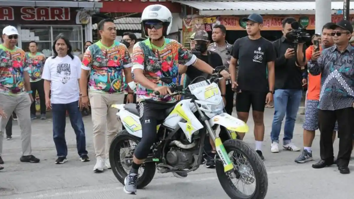 Semangati Peserta Elite Race Tour de Borobudur, Ganjar: Meski Lelah Para Pesepeda Tetap Semangat
