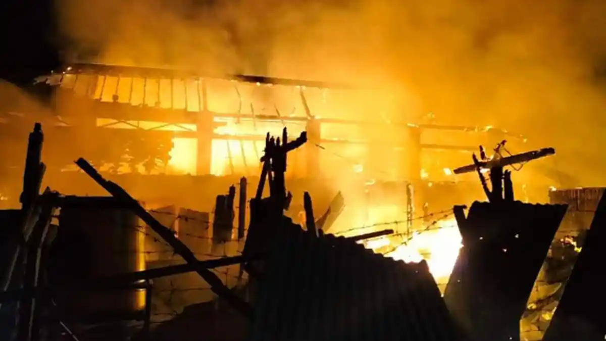 Kebakaran Pasar Sidayu Gresik, Seluruh Lapak Pedagang Hangus Terbakar, Kerugian Capai Ratusan Juta