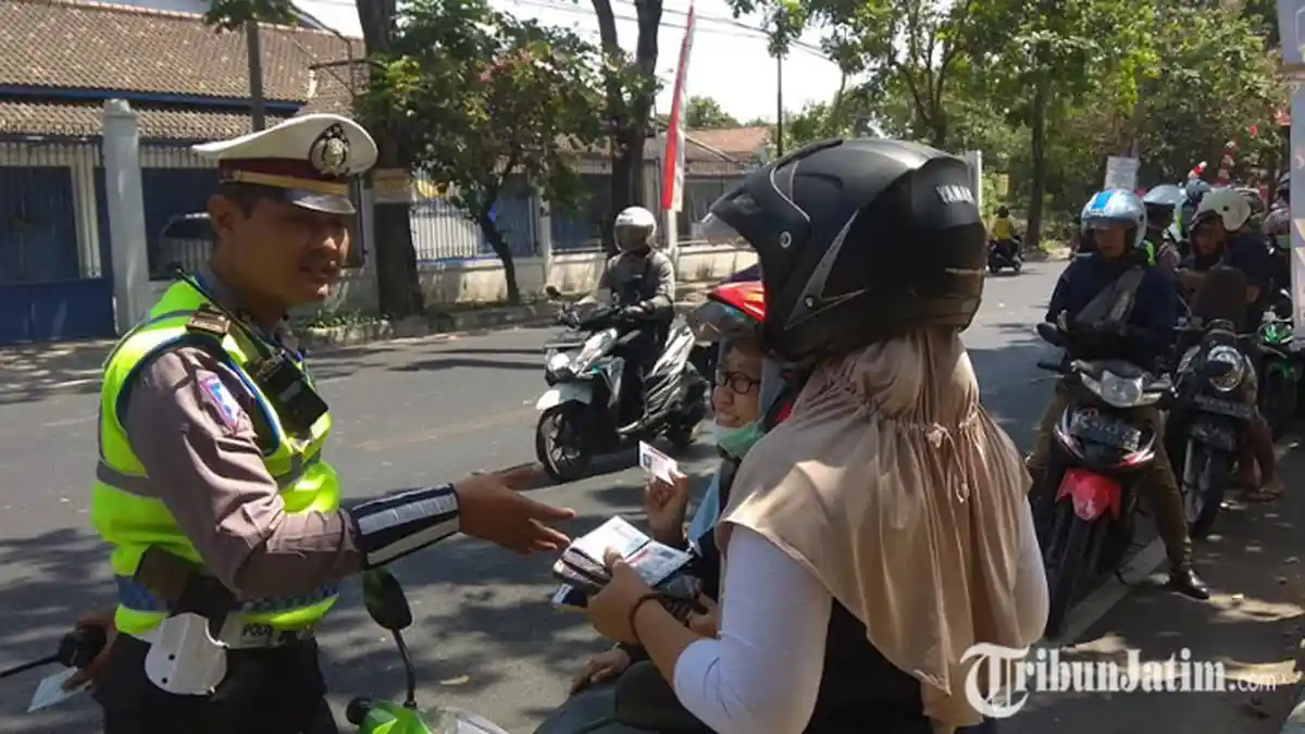 12 Pelanggaran Ini Jadi Sasaran Tilang Manual di Tulungagung, Tak Kenakan Helm SNI hingga Plat Palsu