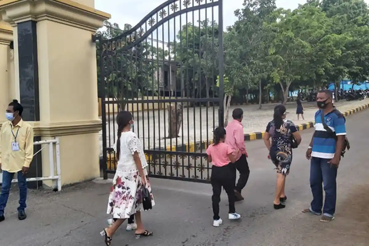 Rayakan Pekan Suci, Umat di Paroki Assumpta Kupang Ikut Misa Sesuai Jadwal dan Pakai Tanda Pengenal