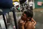 Pengungsi Banjir Kampung Pulo Manfaatkan Air Bersih